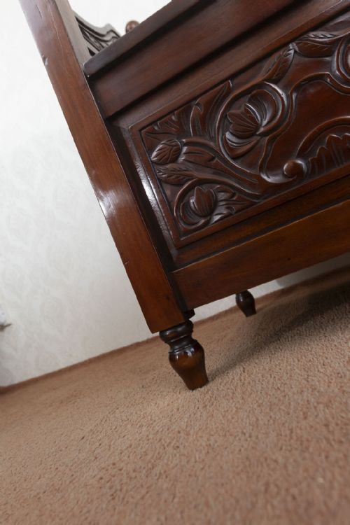 LATE VICTORIAN RED WALNUT HALL BENCH - ADDITIONAL PHOTO 7