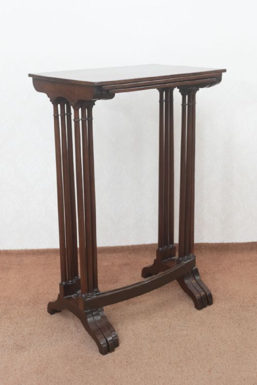 a trio of nesting tables in mahogany - CATEGORY: ANTIQUE TABLES - DATED 19TH CENTURY