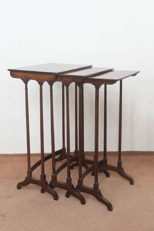 A TRIO OF NESTING TABLES IN MAHOGANY - ADDITIONAL PHOTO 1
