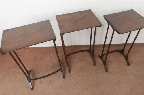 A TRIO OF NESTING TABLES IN MAHOGANY - ADDITIONAL PHOTO 2
