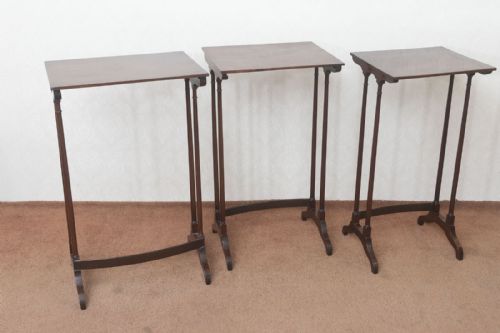A TRIO OF NESTING TABLES IN MAHOGANY - ADDITIONAL PHOTO 4