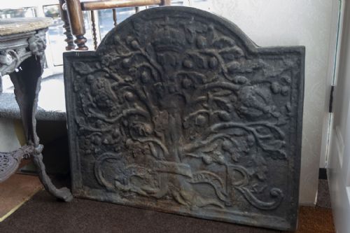 A FINE ANTIQUE CAST IRON FIREBACK - ADDITIONAL PHOTO 1