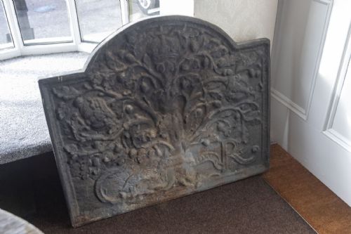 A FINE ANTIQUE CAST IRON FIREBACK - ADDITIONAL PHOTO 2