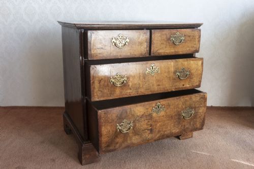 A GEORGE 1ST DRESSING CHEST OF SMALL SIZE IN OAK AND WALNUT - ADDITIONAL PHOTO 1