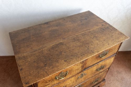 A GEORGE 1ST DRESSING CHEST OF SMALL SIZE IN OAK AND WALNUT - ADDITIONAL PHOTO 2
