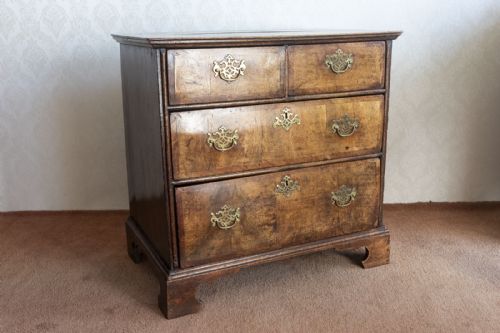 A GEORGE 1ST DRESSING CHEST OF SMALL SIZE IN OAK AND WALNUT - ADDITIONAL PHOTO 3