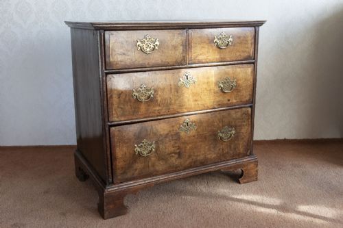 A GEORGE 1ST DRESSING CHEST OF SMALL SIZE IN OAK AND WALNUT - ADDITIONAL PHOTO 4