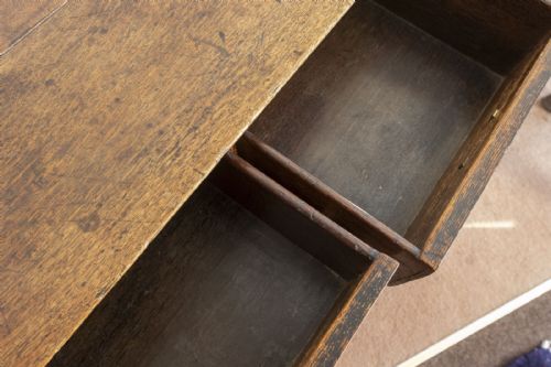A GEORGE 1ST DRESSING CHEST OF SMALL SIZE IN OAK AND WALNUT - ADDITIONAL PHOTO 5