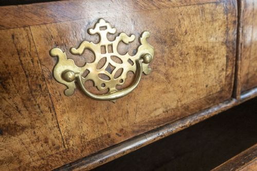 A GEORGE 1ST DRESSING CHEST OF SMALL SIZE IN OAK AND WALNUT - ADDITIONAL PHOTO 7
