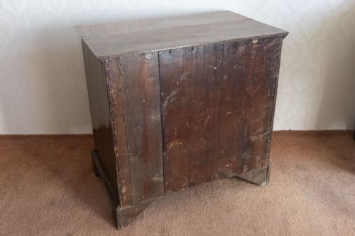 A GEORGE 1ST DRESSING CHEST OF SMALL SIZE IN OAK AND WALNUT - ADDITIONAL PHOTO 9