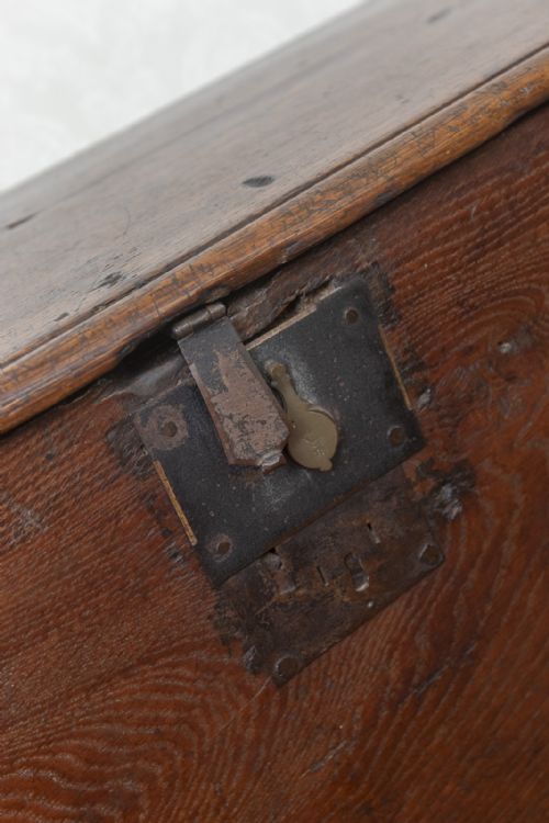 GOOD ENGLISH PLANK COFFER SWORD CHEST - ADDITIONAL PHOTO 2