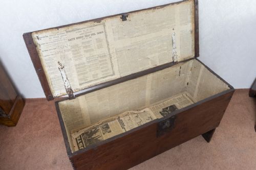 GOOD ENGLISH PLANK COFFER SWORD CHEST - ADDITIONAL PHOTO 7