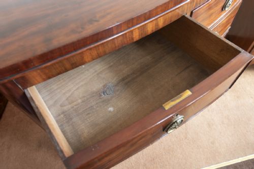 MAHOGANY BOW FRONT DRESSING CHEST IN FINE ORIGINAL CONDITION - ADDITIONAL PHOTO 7
