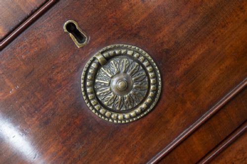 MAHOGANY BOW FRONT DRESSING CHEST IN FINE ORIGINAL CONDITION - ADDITIONAL PHOTO 8