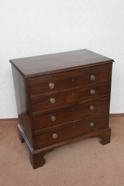 A SMALL AND RARE 18TH CENTURY MAHOGANY DRESSING CHEST - ADDITIONAL PHOTO 1