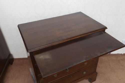 A SMALL AND RARE 18TH CENTURY MAHOGANY DRESSING CHEST - ADDITIONAL PHOTO 2