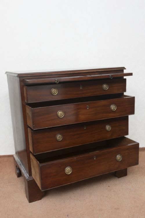 A SMALL AND RARE 18TH CENTURY MAHOGANY DRESSING CHEST - ADDITIONAL PHOTO 3
