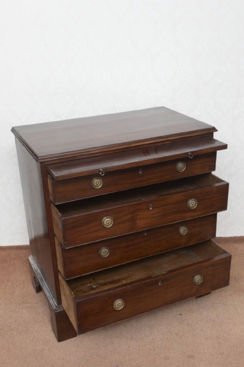 A SMALL AND RARE 18TH CENTURY MAHOGANY DRESSING CHEST - ADDITIONAL PHOTO 4