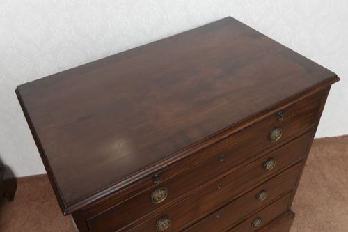 A SMALL AND RARE 18TH CENTURY MAHOGANY DRESSING CHEST - ADDITIONAL PHOTO 5
