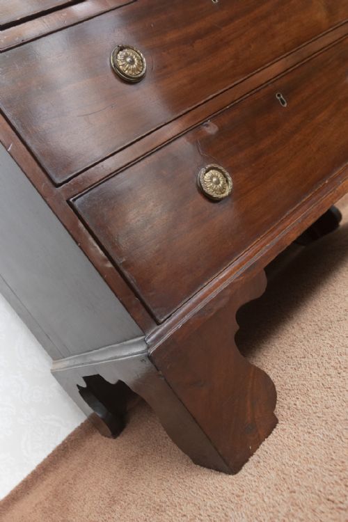 A SMALL AND RARE 18TH CENTURY MAHOGANY DRESSING CHEST - ADDITIONAL PHOTO 7