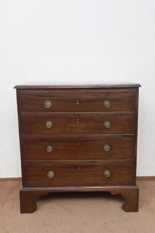 A SMALL AND RARE 18TH CENTURY MAHOGANY DRESSING CHEST - ADDITIONAL PHOTO 8