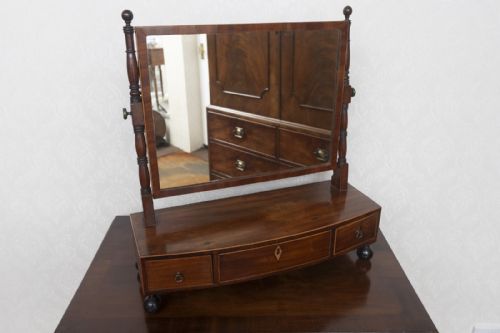 GEORGIAN BOW FRONT BOX MIRROR WITH THREE DRAWERS - ADDITIONAL PHOTO 1