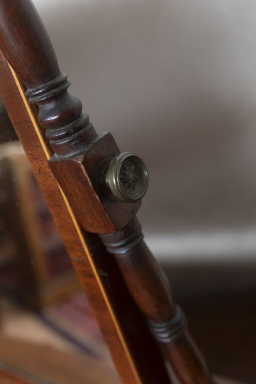 GEORGIAN BOW FRONT BOX MIRROR WITH THREE DRAWERS - ADDITIONAL PHOTO 2