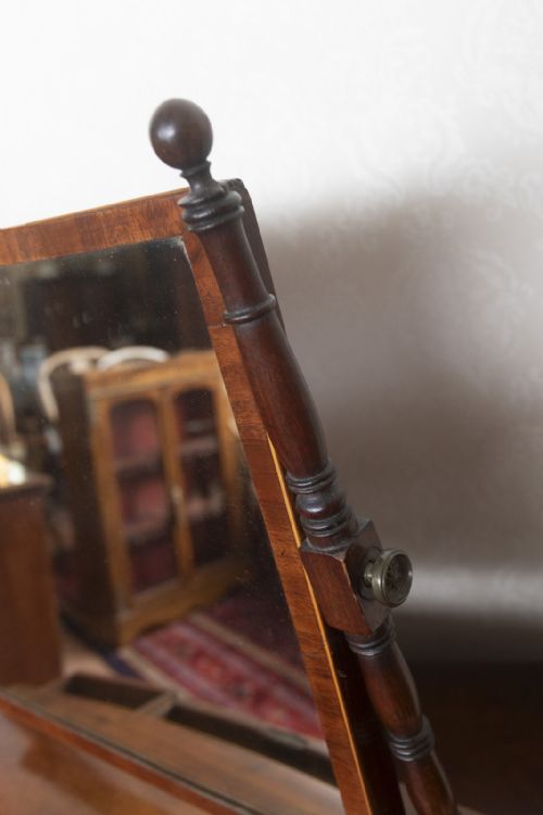 GEORGIAN BOW FRONT BOX MIRROR WITH THREE DRAWERS - ADDITIONAL PHOTO 3