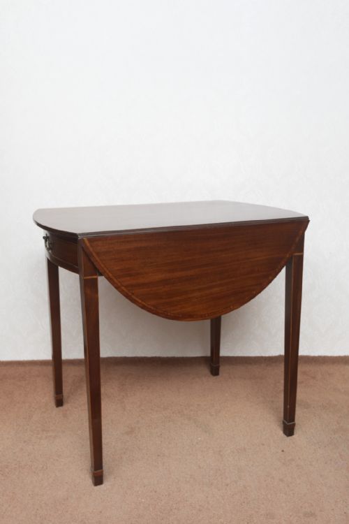 18th century mahogany pembroke table of oval shape - CATEGORY: ANTIQUE TABLES - DATED 1800