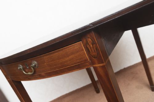 18TH CENTURY MAHOGANY PEMBROKE TABLE OF OVAL SHAPE - ADDITIONAL PHOTO 1