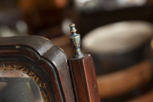 LATE 18TH CENTURY MAHOGANY DRESSING TABLE MIRROR - ADDITIONAL PHOTO 4