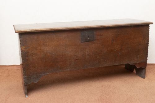 GOOD EARLY 18TH CENTURY PLANK COFFER IN ENGLISH OAK - ADDITIONAL PHOTO 1