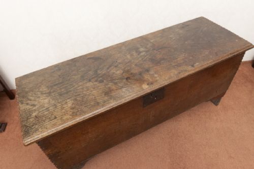 GOOD EARLY 18TH CENTURY PLANK COFFER IN ENGLISH OAK - ADDITIONAL PHOTO 3