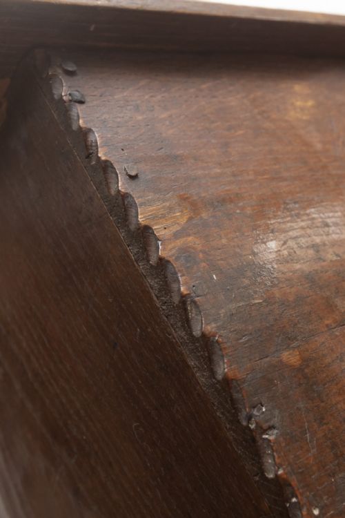 GOOD EARLY 18TH CENTURY PLANK COFFER IN ENGLISH OAK - ADDITIONAL PHOTO 4