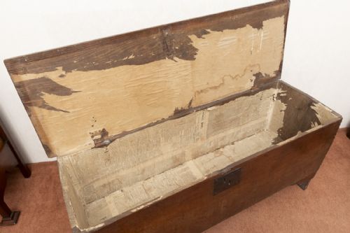 GOOD EARLY 18TH CENTURY PLANK COFFER IN ENGLISH OAK - ADDITIONAL PHOTO 5