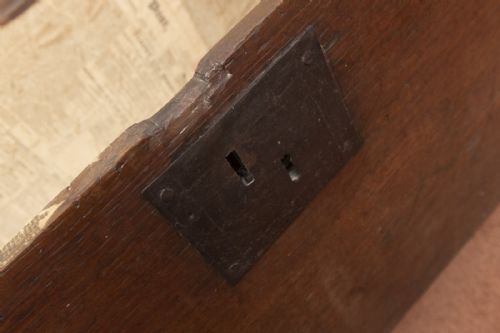 GOOD EARLY 18TH CENTURY PLANK COFFER IN ENGLISH OAK - ADDITIONAL PHOTO 7