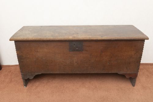 GOOD EARLY 18TH CENTURY PLANK COFFER IN ENGLISH OAK - ADDITIONAL PHOTO 10