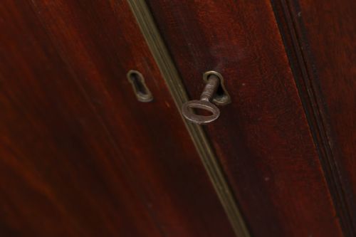 RARE 18TH CENTURY MAHOGANY PRESS CUPBOARD IN REMARKABLE CONDITION - ADDITIONAL PHOTO 6
