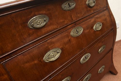 RARE 18TH CENTURY DUTCH BOMBE FOUR DRAWER CHEST - ADDITIONAL PHOTO 3