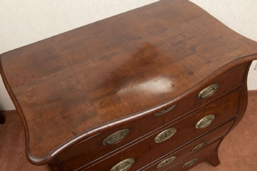 RARE 18TH CENTURY DUTCH BOMBE FOUR DRAWER CHEST - ADDITIONAL PHOTO 5