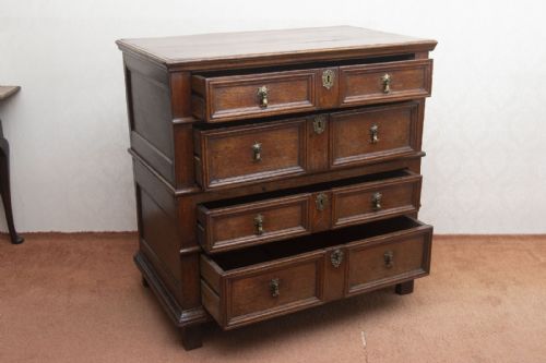 LATE JACOBEAN OAK CHEST IN AMAZING ORIGINAL CONDITION - ADDITIONAL PHOTO 2