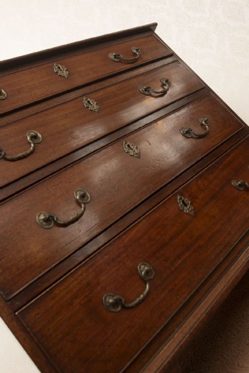 GEORGE III MAHOGANY DRESSING CHEST OF SMALL SIZE - ADDITIONAL PHOTO 2