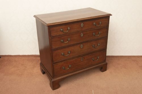 GEORGE III MAHOGANY DRESSING CHEST OF SMALL SIZE - ADDITIONAL PHOTO 1