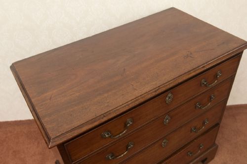 GEORGE III MAHOGANY DRESSING CHEST OF SMALL SIZE - ADDITIONAL PHOTO 3