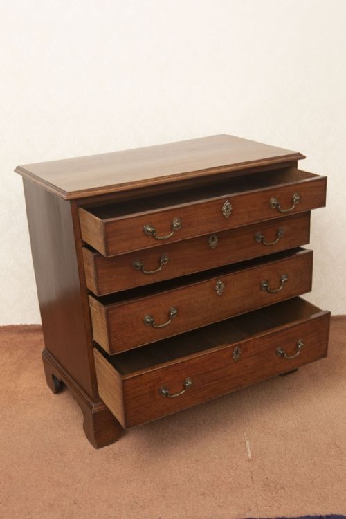 GEORGE III MAHOGANY DRESSING CHEST OF SMALL SIZE - ADDITIONAL PHOTO 5