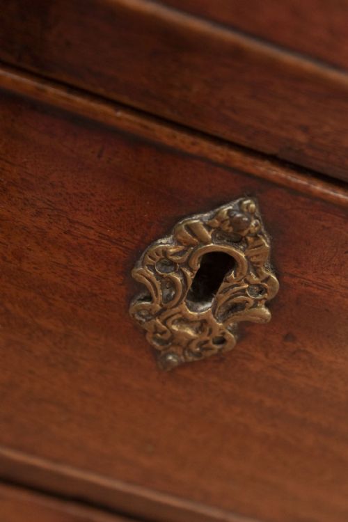 GEORGE III MAHOGANY DRESSING CHEST OF SMALL SIZE - ADDITIONAL PHOTO 7