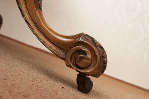 VICTORIAN OVAL LOO TABLE IN BURR WALNUT - ADDITIONAL PHOTO 7