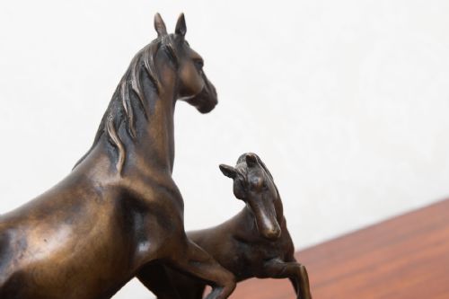 VERY ATTRACTIVE BRONZE STATUE ON A MARBLE BASE - ADDITIONAL PHOTO 2