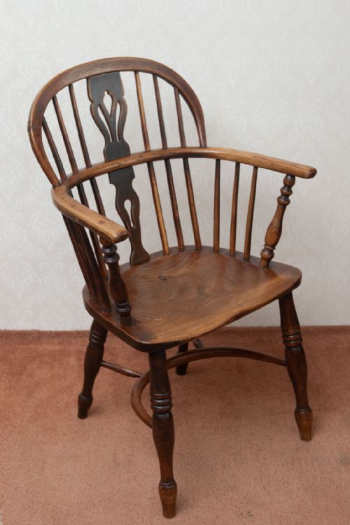a very good low back style windsor chair in yew - CATEGORY: ANTIQUE CHAIRS - DATED 19TH CENTURY