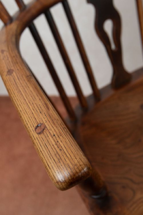 A VERY GOOD LOW BACK STYLE WINDSOR CHAIR IN YEW - ADDITIONAL PHOTO 2
